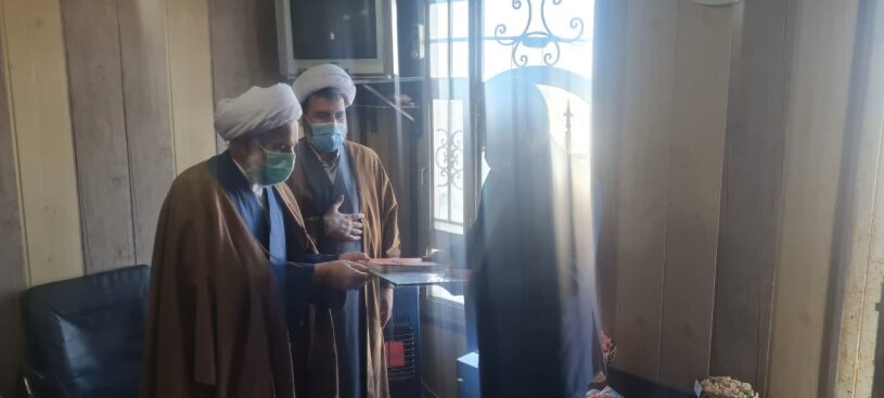 اهدای لوح توسط امام جمعه شهرستان گناباد به مدیریت شرکت ماهان طوس شرق